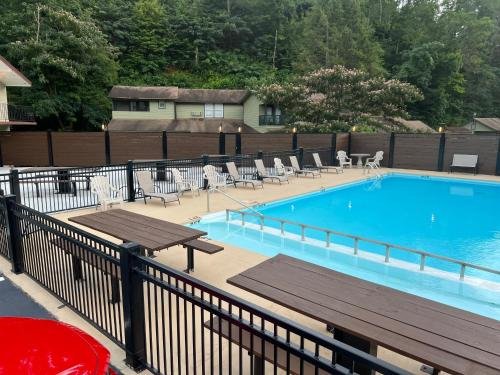 Sleepy Bear Motel Review-Budget Friendly Hotel in Gatlinburg Sleepy Bear Motel Review-Budget Friendly Hotel in Gatlinburg