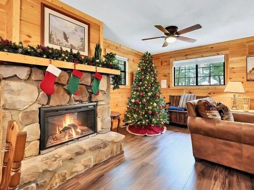 The Eagles Nest Mountain Cabin Gatlinburg - 4-bedroom chalet in Gatlinburg, TN (1036 Cheshire Court) review The Eagles Nest Mountain Cabin Gatlinburg - 4-bedroom chalet in Gatlinburg, TN (1036 Cheshire Court) review