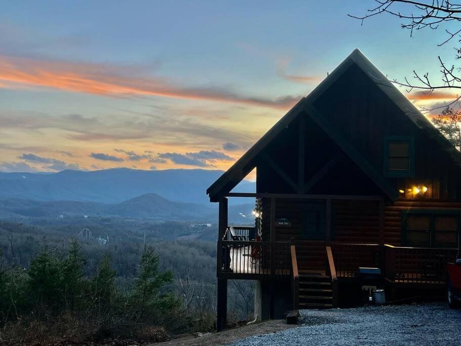Yogis Den: Breathtaking Views! 3 min to Dollywood, on 1 acre! review Yogis Den: Breathtaking Views! 3 min to Dollywood, on 1 acre! review