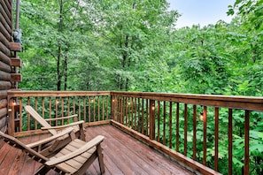 Your Dream Getaway: Charming Two-Bedroom Log Cabin in the Smoky Mountains! Review