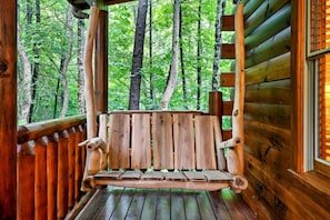 Your Dream Getaway: Charming Two-Bedroom Log Cabin in the Smoky Mountains! Review
