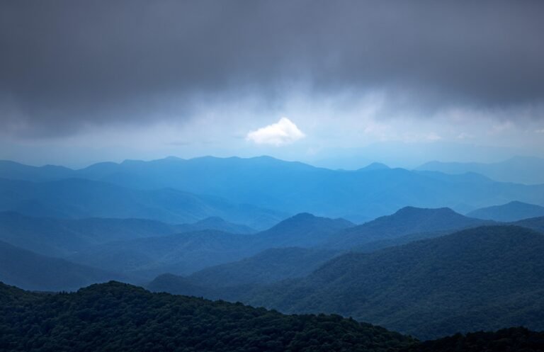 Which is closer to the smoky mountains gatlinburg or pigeon forge