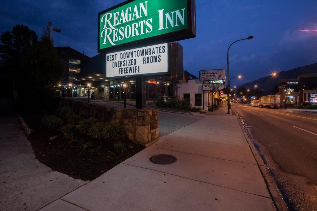 Reagan Resort Inn sits right on the Gatlinburg Parkway.