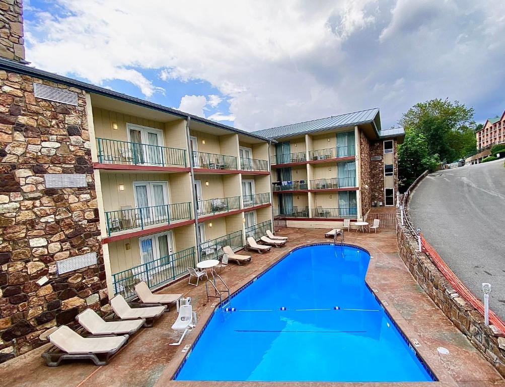 The outdoor pool at Reagan Resort Inn.