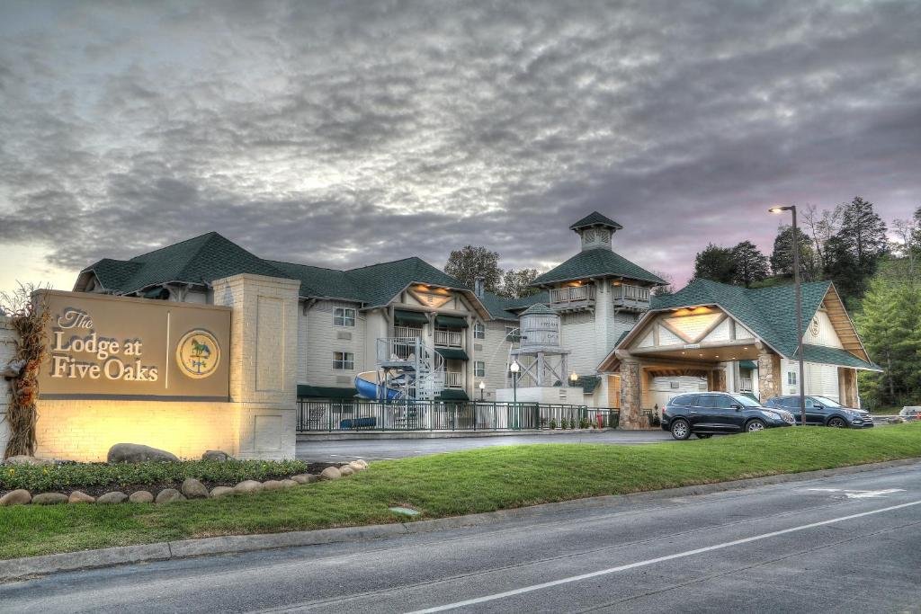 Lodge at Five Oaks Review: Is It a Good Place to Stay in Pigeon Forge? See our firsthand experience, room, breakfast, location, and honest pros and cons.