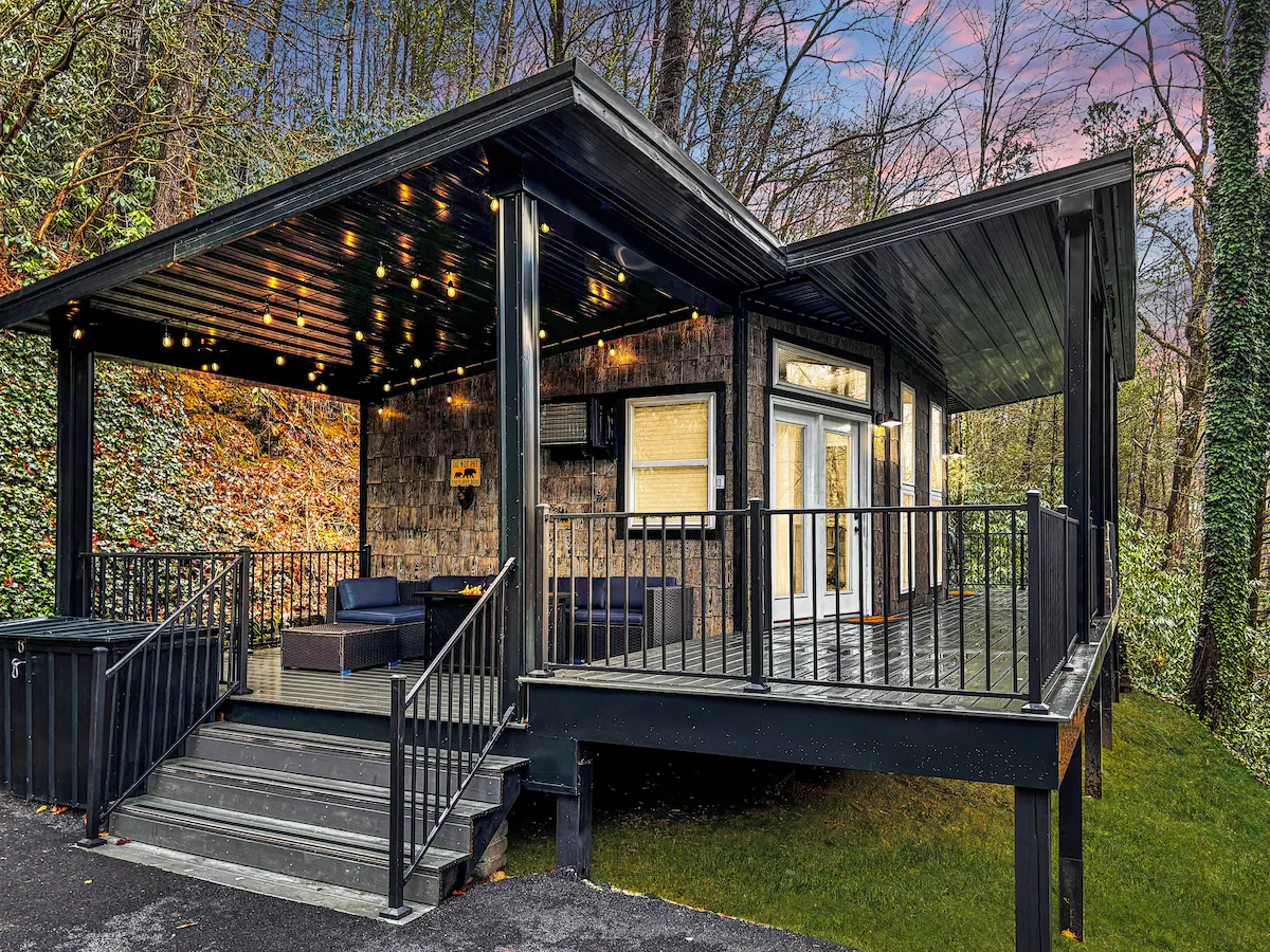 Secluded Gatlinburg cabin with large covered deck and outdoor seating